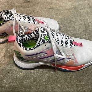 Brand new adidas tennis sneakers avacourt 6.5